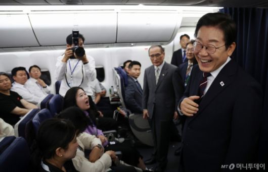 [성남=뉴시스] 최진석 기자 = 주요 7개국(G7) 정상회의 참석을 마친 이재명 대통령이 18일 서울공항을 향하는 공군 1호기에서 기자들과 G7 관련 대화를 하고 있다. 2025.06.19. myjs@newsis.com /사진=고범준