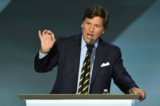 (밀워키 AFP=뉴스1) 장시온 기자 = 18일(현지시간) 터커 칼슨 정치 평론가가 미국 위스콘신주 밀워키에서 열린 공화당 전당대회에서 연설하고 있다. 2024.07.18.  /AFPBBNews=뉴스1