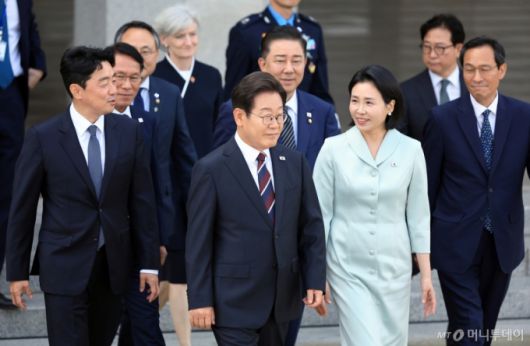 (성남=뉴스1) 박정호 기자 = 이재명 대통령과 부인 김혜경 여사가 캐나다에서 열리는 주요7개국(G7) 정상회의 참석을 위해 16일 오후 경기도 성남 서울공항을 통해 출국하며 강훈식 대통령 비서실장, 우상호 정무수석, 김병기 더불어민주당 원내대표 등의 환송을 받고 있다.   역대 대통령 가운데 가장 빠른 취임 12일 만의 첫 해외 방문에 나서는 이 대통령은 의장국인 캐나다의 공식 초청에 따라 옵서버(참관국) 자격으로 G7 확대회의에 참석한다. 2025.6.16/뉴스1  Copyright (C) 뉴스1. All rights reserved. 무단 전재 및 재배포,  AI학습 이용 금지. /사진=(성남=뉴스1) 박정호 기자