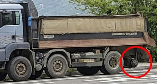 25톤 덤프트럭에서 빠진 바퀴에 치인 여고생이 사고 후 46일째 의식을 되찾지 못하고 있는 것으로 알려졌다./사진=경기도소방재난본부 제공