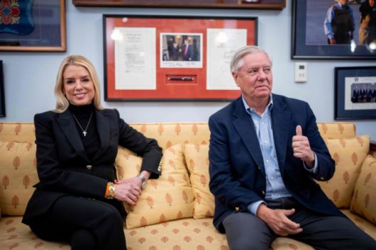 (워싱턴 AFP=뉴스1) 우동명 기자 = 팜 본디 미국 법무장관 지명자가 2일 (현지시간) 워싱턴 러셀 상원 오피스 빌딩에서 법사위원인 린지 그레이엄 상원의원과 만나고 있다. 2024.12..03  /AFPBBNews=뉴스1