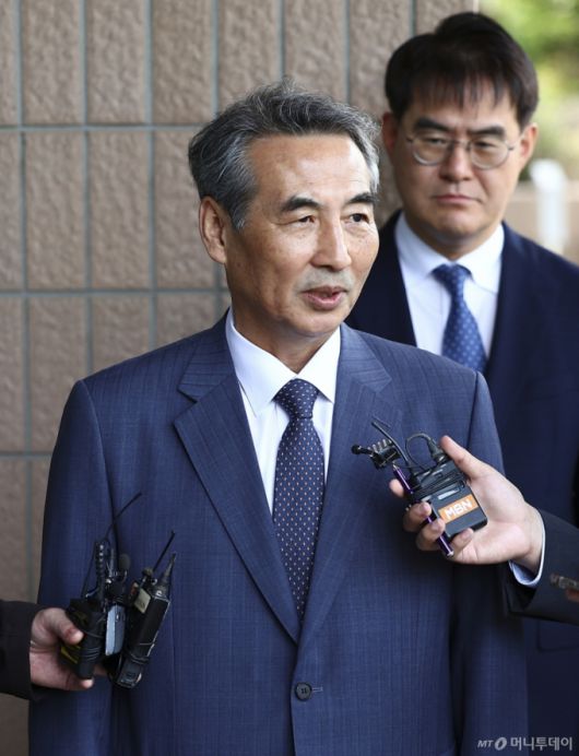 [과천=뉴시스] 김근수 기자 = 윤석열 전 대통령 부인 김건희 여사 관련 의혹을 수사하는 민중기 특별검사가 19일 경기 과천 고위공직자범죄수사처 청사 밖에서 취재진 질문에 답하고 있다. 2025.06.19. ks@newsis.com /사진=김근수