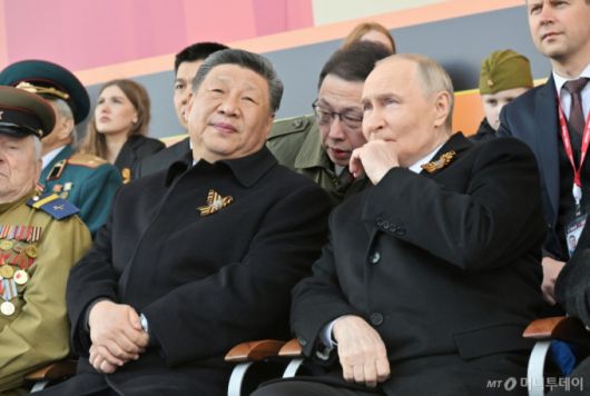 (모스크바 로이터=뉴스1) 최종일 선임기자 = 9일(현지시간) 오전 러시아 수도 모스크바 붉은광장에서 소련의 제2차 세계대전 승리 80주년을 기념하는 대규모 군사 퍼레이드가 진행되는 가운데 블라디미르 푸틴 러시아 대통령과 시진핑 중국 국가주석이 담소를 나누고 있다. 2025.05.09  ⓒ 로이터=뉴스1  Copyright (C) 뉴스1. All rights reserved. 무단 전재 및 재배포,  AI학습 이용 금지. /사진=(모스크바 로이터=뉴스1) 최종일 선임기자