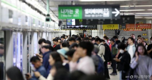 (부산=뉴스1) 윤일지 기자 = 부산 시내버스 노조가 총파업에 돌입한 28일 오전 부산 부산진구 도시철도 환승역인 서면역이 출근길 시민들로 붐비고 있다.   부산 시내버스 운행이 멈춘 건 준공영제 시행 18년 만에 처음이다. 2025.5.28/뉴스1  Copyright (C) 뉴스1. All rights reserved. 무단 전재 및 재배포,  AI학습 이용 금지. /사진=(부산=뉴스1) 윤일지 기자