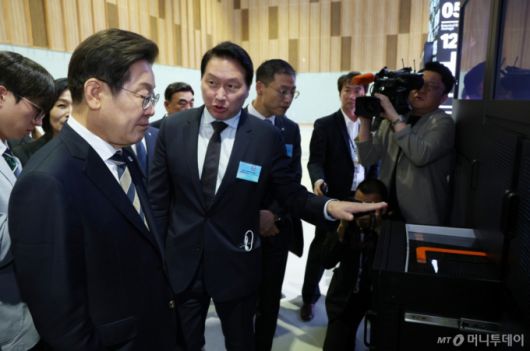 [울산=뉴시스] 고범준 기자 = 이재명 대통령이 20일 울산전시컨벤션센터에서 열린 AI글로벌 협력 기업 간담회에서 AI제품 및 서비스 시연을 참관하며 최태원 SK그룹 회장의 설명을 듣고 있다. 2025.06.20. bjko@newsis.com /사진=고범준