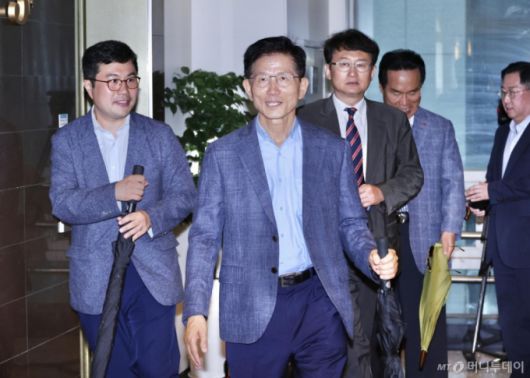 [서울=뉴시스] 김명년 기자 = 김문수 전 대선 후보가 20일 오전 서울 여의도 국회 인근 식당에서 차명진·박계동 전 의원 등 캠프 관계자들과 식사를 위해 이동하고 있다. 2025.06.20. kmn@newsis.com /사진=김명년