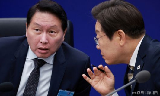 [울산=뉴시스] 고범준 기자 = 이재명 대통령이 20일 울산전시컨벤션센터에서 열린 AI글로벌 협력 기업 간담회에서 최태원 SK그룹 회장과 대화하고 있다. 2025.06.20. bjko@newsis.com /사진=고범준