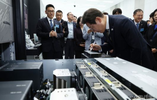 [울산=뉴시스] 고범준 기자 = 이재명 대통령이 20일 울산전시컨벤션센터에서 열린 AI글로벌 협력 기업 간담회에서 AI제품 및 서비스 시연을 참관하고 있다. 2025.06.20. bjko@newsis.com /사진=고범준