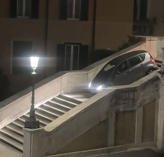 이탈리아 로마 관광 명소인 '스페인 계단' 위로 차량을 몬 80대 운전자가 현지 경찰에 붙잡혔다. /사진=유튜브 갈무리