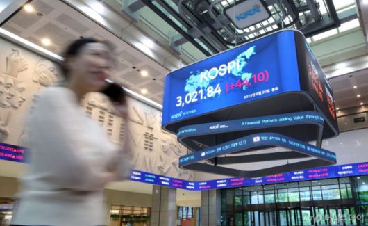 (서울=뉴스1) = 20일 오후 서울 여의도 한국거래소 서울사무소 마켓스퀘어에 코스피 지수가 전일 대비 44.10포인트(1.48%) 상승한 3,021.84를 나타내고 있다.  코스피가 종가 기준 3000선을 마지막으로 넘긴 건 지난 2021년 12월 28일(3020.24) 이후 4년 6개월여 만이다. (한국거래소 제공. 재판매 및 DB 금지) 2025.6.20/뉴스1  Copyright (C) 뉴스1. All rights reserved. 무단 전재 및 재배포,  AI학습 이용 금지. /사진=(서울=뉴스1)