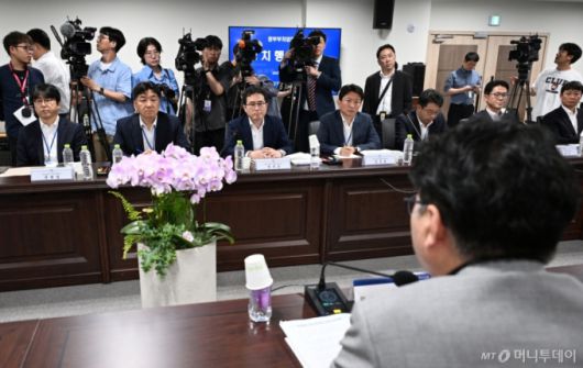 (서울=뉴스1) 황기선 기자 = 이한주 국정기획위원장이 20일 오전 서울 종로구 정부서울청사 창성동 별관에서 열린 검찰청 업무보고에서 모두발언을 하고 있다.  (공동취재)  2025.6.20/뉴스1  Copyright (C) 뉴스1. All rights reserved. 무단 전재 및 재배포,  AI학습 이용 금지. /사진=(서울=뉴스1) 황기선 기자