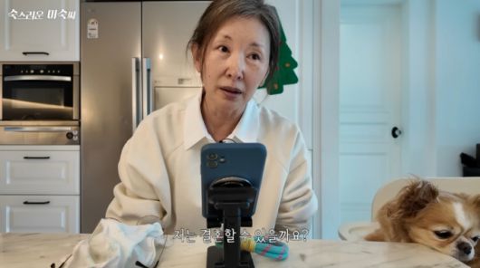 이미숙이 오픈AI 인공지능(AI) 챗봇 챗GPT에게 결혼 가능성을 묻고 있다. /사진=유튜브 갈무리