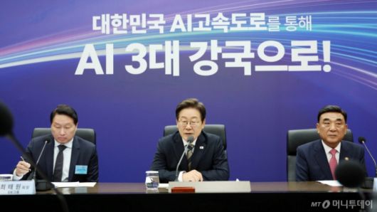 [울산=뉴시스] 고범준 기자 = 이재명 대통령이 20일 울산전시컨벤션센터에서 열린 AI글로벌 협력 기업 간담회에서 발언하고 있다. 2025.06.20. bjko@newsis.com /사진=고범준