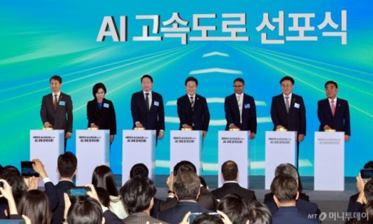 [울산=뉴시스] 고범준 기자 = 이재명 대통령이 20일 울산전시컨벤션센터에서 열린 울산 AI데이터센터 출범식에서 참석자들과 함께 세리머니를 하고 있다. 왼쪽부터 안덕근 산업통상자원부 장관, 최민희 국회 과학기술정보방송통신위원장, 최태원 SK그룹 회장, 이 대통령, 프라사드 칼야나라만 AWS 인프라 총괄 대표, 유상임 과학기술정보통신부 장관, 김두겸 울산광역시장. 2025.06.20. bjko@newsis.com /사진=류현주