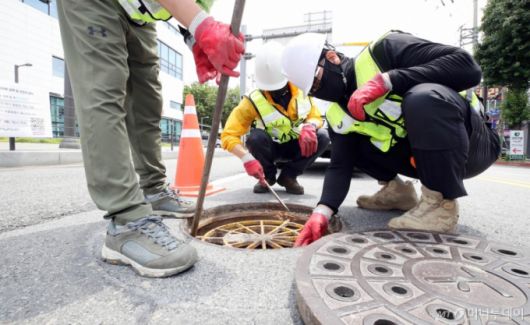 지난 17일 오전 광주 북구 용봉동 한 교차로에서 북구 하천방재과 하수팀 직원들이 추락사고를 사전 예방하기 위해 맨홀 추락방지 안전망을 점검하고 있다. 기사와 직접적인 관련 없는 자료 사진. /사진=뉴시스(광주 북구 제공).
