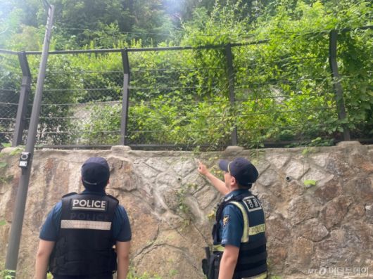 지난 10일 경찰관들이 관악구 신림동에서 산사태취약지역에 설치된 안전시설을 확인하고 있다. /사진=이현수 기자.