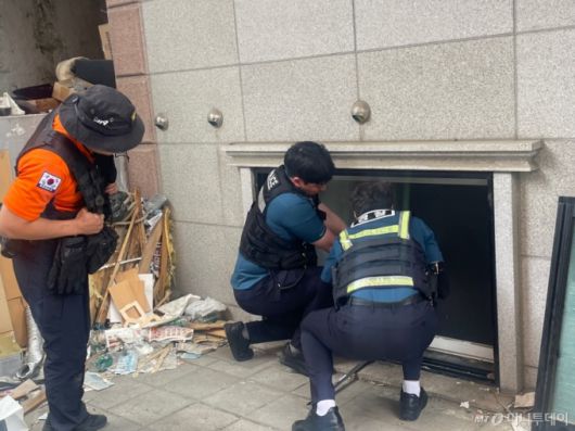 지난 10일 오전 관악구 봉천동에서 진행된 관악경찰서·관악소방서 주관 '집중호우 대비 반지하세대 인명구조 합동훈련' 모습. 경찰관들이 반지하 창문을 개방하는 훈련을 진행하고 있다./사진=이현수 기자.