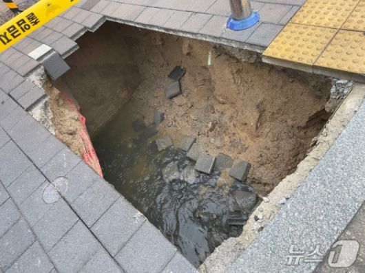 21일 바닥이 꺼지며 행인 1명이 빠지는 사고가 발생한 현장 사진/사진=전북소방본부
