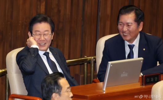 [서울=뉴시스] 조성우 기자 = 이재명(왼쪽) 더불어민주당 대표가 11일 오후 서울 여의도 국회에서 열린 제418회국회(정기회) 제6차 본회의 대정부질문(경제)에서 법제사법위원회 위원장인 정청래 의원과 대화하고 있다. 2024.09.11. xconfind@newsis.com /사진=조성우