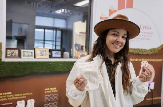 미키 아그라왈 히로테크놀로지스 공동창립자가 기저귀와 플라스틱을 먹는 균류를 담은 주머니를 들고 있다. /사진=로이터통신