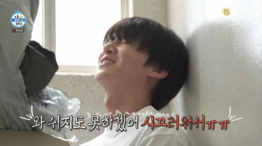 아파트 20층에서 계단을 이용하는 안재현. /사진=MBC '나 혼자 산다' 캡처