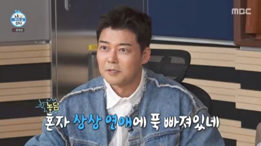 김대호의 영상을 보는 전현무. /사진=MBC '나 혼자 산다' 캡처