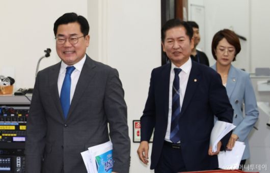[서울=뉴시스] 권창회 기자 = 박찬대 더불어민주당 대표 권한대행 겸 원내대표가 16일 오전 서울 여의도 국회에서 열린 최고위원회의에 참석하고 있다. 2024.08.16. kch0523@newsis.com /사진=권창회