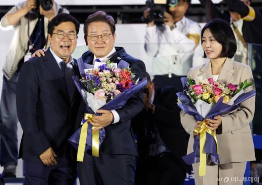[서울=뉴시스] 조성우 기자 = 이재명 대통령이 4일 오전 서울 여의도 국회 앞에서 열린 국민 개표방송 행사에서 박찬대 더불어민주당 상임 총괄선거대책위원장에게 꽃다발을 받고 인사하고 있다. 2025.06.04. xconfind@newsis.com /사진=조성우