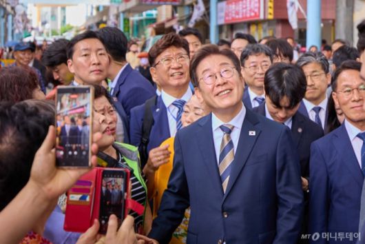 (서울=뉴스1) 박지혜 기자 = 이재명 대통령이 20일 울산 울주군 언양알프스시장을 방문하고 있다. (대통령실 제공. 재판매 및 DB 금지)  2025.6.20/뉴스1  Copyright (C) 뉴스1. All rights reserved. 무단 전재 및 재배포,  AI학습 이용 금지. /사진=(서울=뉴스1) 박지혜 기자