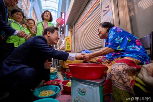 (서울=뉴스1) 박지혜 기자 = 이재명 대통령이 20일 울산 울주군 언양알프스시장을 방문해 상인과 인사를 나누고 있다. (대통령실 제공 . 재판매 및 DB 금지)   2025.6.20/뉴스1  Copyright (C) 뉴스1. All rights reserved. 무단 전재 및 재배포,  AI학습 이용 금지. /사진=(서울=뉴스1) 박지혜 기자