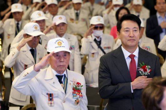 오세훈 서울시장이 20일 오전 서울 마포구 케이터틀에서 열린 제75주년 6·25전쟁 참전유공자 위로연에서 국기에 대한 경례를 하고 있다. /사진=뉴스1