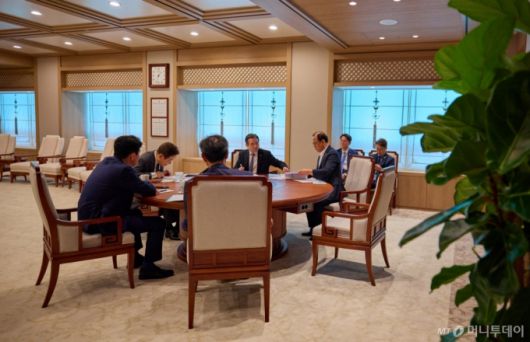 (서울=뉴스1) 박지혜 기자 = 대통령실은 20일 이재명 대통령이 지난 19일 서울 용산구 대통령실 청사에서 참모진과 회의 하는 모습을 SNS에 공개했다. (이재명 대통령 SNS. 재판매 및 DB 금지)  2025.6.20/뉴스1  Copyright (C) 뉴스1. All rights reserved. 무단 전재 및 재배포,  AI학습 이용 금지. /사진=(서울=뉴스1) 박지혜 기자