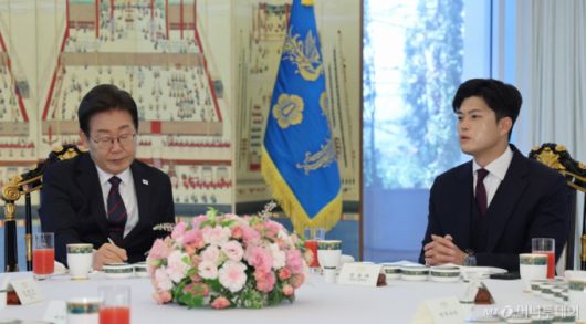 이재명 대통령이 22일 한남동 관저에서 열린 여야 지도부와 오찬에서 김용태 국민의힘 비상대책위원장의 발언을 듣고 있다. (대통령실통신사진기자단) 2025.06.22. /사진=뉴시스