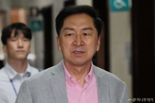 [서울=뉴시스]  김기현 국민의힘 의원이 9일 오전 서울 여의도 국회 원내대표실에서 4선 의원 이상 회의에 참석하고 있다. 2025.06.09.