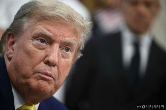 (워싱턴DC AFP=뉴스1) 류정민 특파원 = 도널드 트럼프 미국 대통령이 지난 18일(현지시간) 워싱턴DC 백악관 오벌 오피스에서 대(對)이란 공격 여부에 대해 언급하고 있다. 이날 트럼프 대통령은 이스라엘의 이란 공격에 미국이 직접 참여할지 여부를 최종적으로 결정하지 않았다고 밝혔다.2025.06.18   ⓒ AFP=뉴스1  Copyright (C) 뉴스1. All rights reserved. 무단 전재 및 재배포,  AI학습 이용 금지. /사진=(워싱턴DC AFP=뉴스1) 류정민 특파원