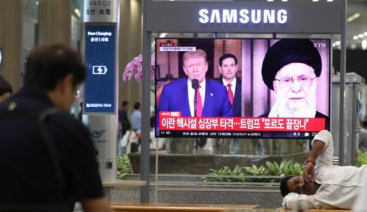 [인천공항=뉴시스] 김선웅 기자 = 22일 인천국제공항 입국장에 설치된 TV 화면에서 미국의 이란 핵시설 공습 관련 트럼프 미국 대통령 대국민 담화 뉴스가 방송되고 있다. 2025.06.22. mangusta@newsis.com /사진=김선웅