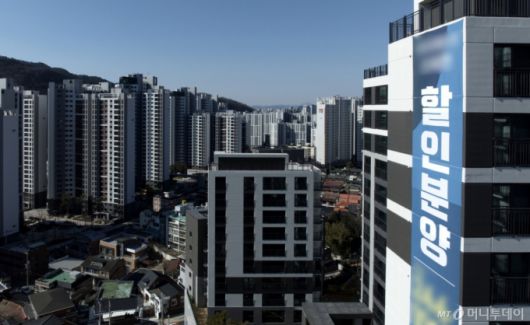 대구 수성구의 한 아파트에 할인분양 관련 현수막이 붙어있다.  /사진=이무열