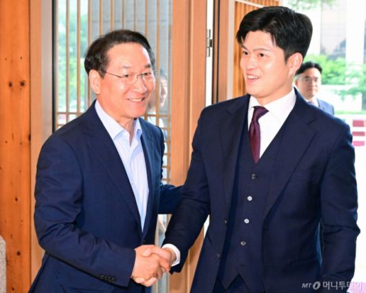 [인천=뉴시스] 유정복 인천시장과 김용태 국민의힘 비상대책위원장이 22일 저녁 인천 연수구 경원재 바이 워커힐 영빈관에서 회동을 하고 있다. 2025.06.22.