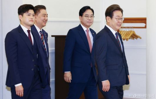 이재명 대통령이 22일 한남동 관저에서 열린 여야 지도부와 오찬에 입장하고 있다. 왼쪽부터 김용태 국민의힘 비상대책위원장, 김병기 더불어민주당 당대표 직무대행 겸 원내대표, 송언석 국민의힘 원내대표, 이 대통령. (대통령실통신사진기자단) 2025.06.22. /사진=뉴시스