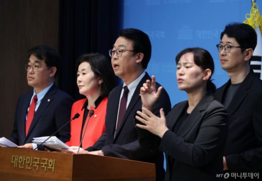 [서울=뉴시스] 고승민 기자 = 국민의힘 국무총리 인사청문특별위원회 곽규택, 주진우 등 의원들이 23일 서울 여의도 국회 소통관에서 현안 기자회견을 하고 있다. 2025.06.23. kkssmm99@newsis.com /사진=고승민