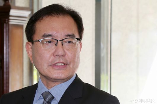 순직 해병 수사 방해 의혹 사건을 수사하는 이명현 특별검사가 23일 오전 서울 서초구 사무실로 출근하며 취재진의 질문에 답하고 있다. 2025.6.23/사진=뉴스1(김진환 기자)