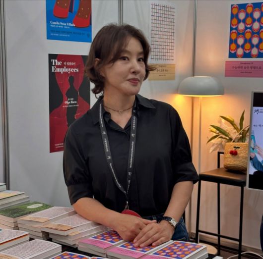 배우 박지영이 동생 박혜진 다람출판사 대표를 위해 서울국제도서전 일일 점원으로 나섰다. /사진=인스타그램 갈무리