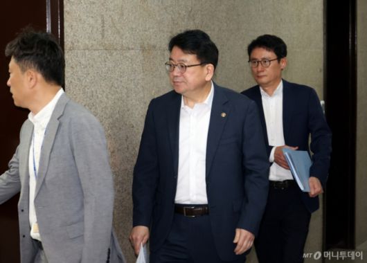 최남호 산업통상자원부 2차관이 23일 미국과 이란 관련 전략회의를 위해 서울 여의도 국회 송언석 국민의힘 원내대표실로 향하고 있다. 2025.06.23. /사진=뉴시스 /사진=고승민