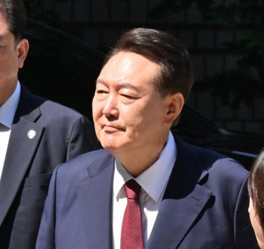 윤석열 전 대통령이 23일 서울 서초구 서울중앙지방법원에서 열린 내란 우두머리 혐의·직권남용 권리행사 방해 혐의 사건 8차 공판에 출석하고 있다. 2025.06.23./사진=뉴시스(사진공동취재단)