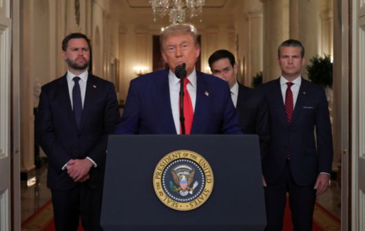 도널드 트럼프 미국 대통령이 21일(현지시간) 포르도, 나탄즈, 이스파한 등 이란의 3개 핵 시설에 대한 미군의 폭격 이후 워싱턴DC 백악관에서  JD 밴스 부통령, 마르코 루비오 국무장관, 피트 헤그세스 국방장관과 함께 카메라 앞에 서 대국민 연설을 하고 있다. 트럼프 대통령은 "이란의 핵 시설은 완전히 파괴됐다"면서 "이란이 평화를 선택하지 않는다면 더 큰 비극이 있을 것이라고 경고했다. /로이터=뉴스1