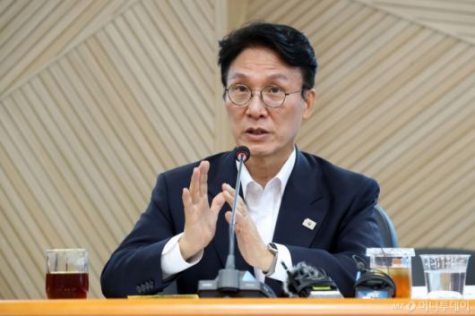 [대구=뉴시스] 이무열 기자 = 김민석 국무총리 후보가 20일 대구 수성구 대구디지털혁신진흥원에서 열린 AX 연구거점 조성을 위한 경청 간담회에서 인사말을 하고 있다. 2025.06.20. lmy@newsis.com /사진=이무열