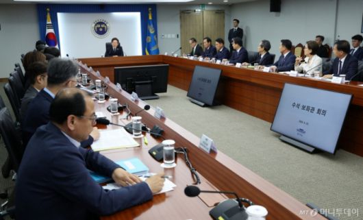 [서울=뉴시스] 고범준 기자 = 이재명 대통령이 23일 서울 용산구 대통령실 청사에서 열린 제1차 수석보좌관회의에서 발언하고 있다. 2025.06.23. bjko@newsis.com /사진=고범준