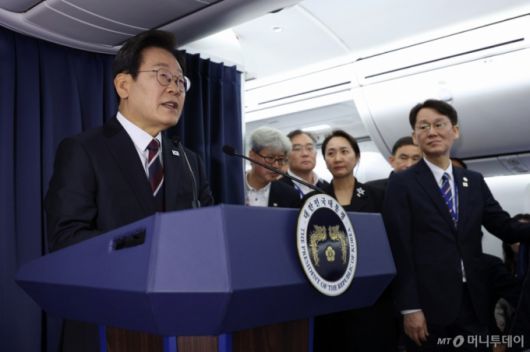 [캘거리=뉴시스] 최진석 기자 = 이재명 대통령이 16일(현지 시간)  주요 7개국(G7) 정상회의 참석을 위해 캐나다 앨버타주 캘거리로 향하는 공군 1호기에서 기자간담회를 하고 있다. 2025.06.17. myjs@newsis.com /사진=