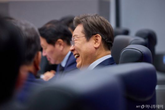 (서울=뉴스1) 허경 기자 = 이재명 대통령이 지난 20일 울산 울주군 울산전시컨벤션센터에서 열린 인공지능(AI) 글로벌 협력 기업 간담회에서 밝게 웃고 있다. (이재명 대통령 SNS. 재판매 및 DB 금지) 2025.6.21/뉴스1  Copyright (C) 뉴스1. All rights reserved. 무단 전재 및 재배포,  AI학습 이용 금지. /사진=(서울=뉴스1) 허경 기자