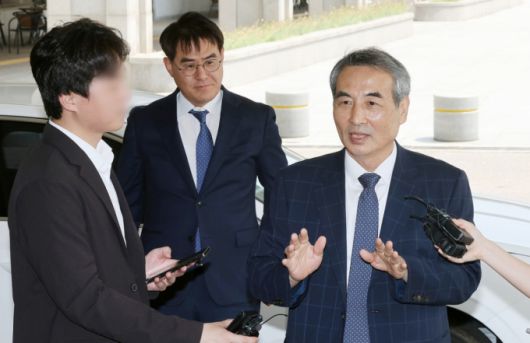 윤석열 전 대통령의 부인 김건희 여사 의혹 관련 사건을 맡은 민중기 특별검사와 김형근 특검보(왼쪽)가 지난 18일 오후 서울고등검찰청에서 박세현 검사장과 면담을 위해 이동하고 있다. /사진=뉴스1